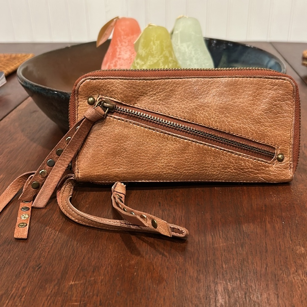 FREE PEOPLE Distressed Leather Wristlet Wallet NWOT Brown Cognac